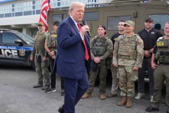 Trump Distributes Burgers and Pizza to Federal Law Officers During D.C. Police Increase