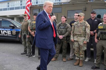 Trump Distributes Burgers and Pizza to Federal Law Officers During D.C. Police Increase