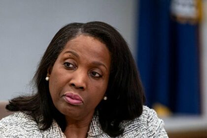 Trump Administration Urges Court: Allow Firing of Fed Governor Lisa Cook Before Crucial Meeting