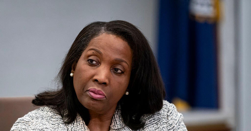 Trump Administration Urges Court: Allow Firing of Fed Governor Lisa Cook Before Crucial Meeting